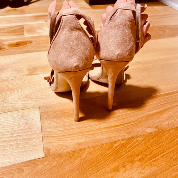 Heels - Picture 2 of 3